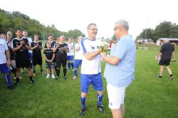 03_Apfel Latein_2023_Mertendorf_team Presse mit Siegerpokal